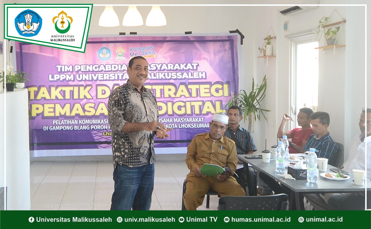 Kamaruddin Hasan MSi yang menyampaikan strategi komunikasi pemasaran pada pelatihan Taktik dan Strategi Pemasaran Digital kepada pelaku Usaha Mikro, Kecil, dan Menengah (UMKM) Gampong Blang Poroh Kecamatan Muara Dua, Lhokseumawe, Selasa (8/11/2022). Foto: Bustami Ibrahim